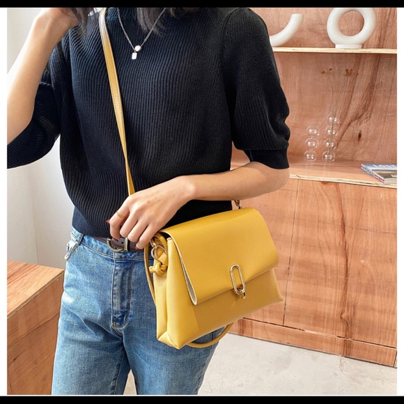 ❤️HOST PICK❤️ Classic Fashion Flap soft hand bag - Picture 2 of 5